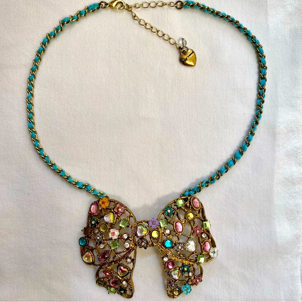 BETSEY JOHNSON - Fairyland Gems And Crystals Gold Bow Necklace